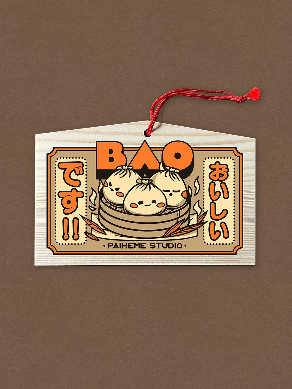 Le bao, brioche vapeur emblématique, illustré sur cet ema en bois.