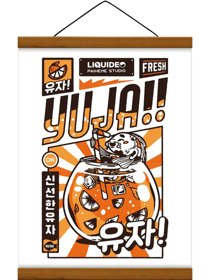 Verre de boisson au yuja garni de glaçons et de quartiers d’agrume, surmonté d’un personnage gourmand dans une composition rétro orange et brune.