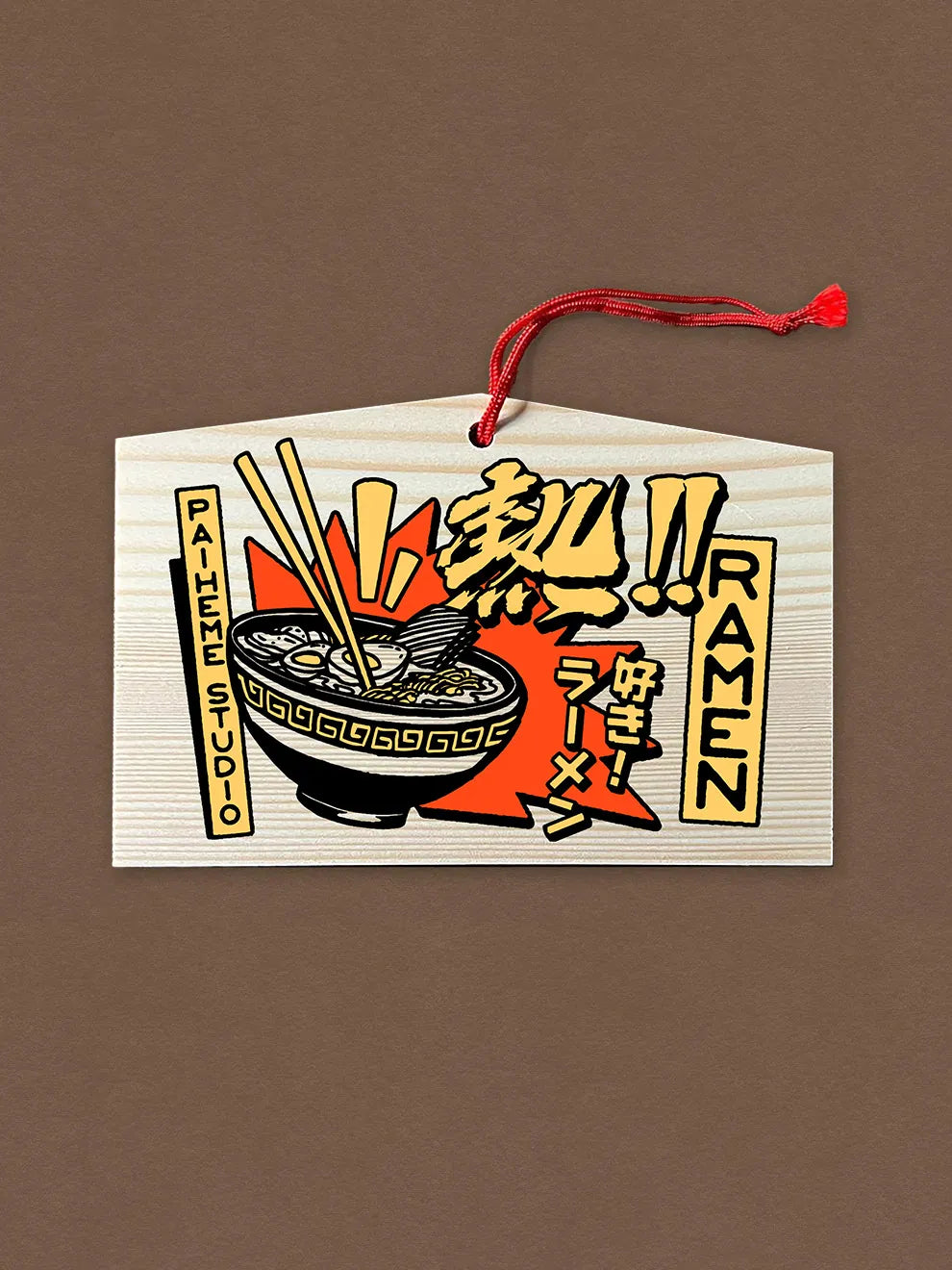 Un ema en bois illustré d'un bol de ramen, pour accrocher vos vœux à la japonaise.