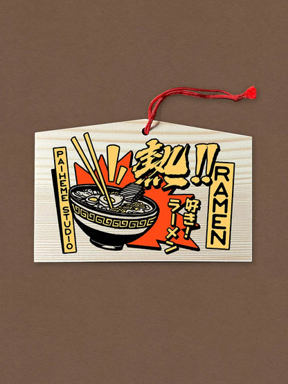 Un ema en bois illustré d'un bol de ramen, pour accrocher vos vœux à la japonaise.
