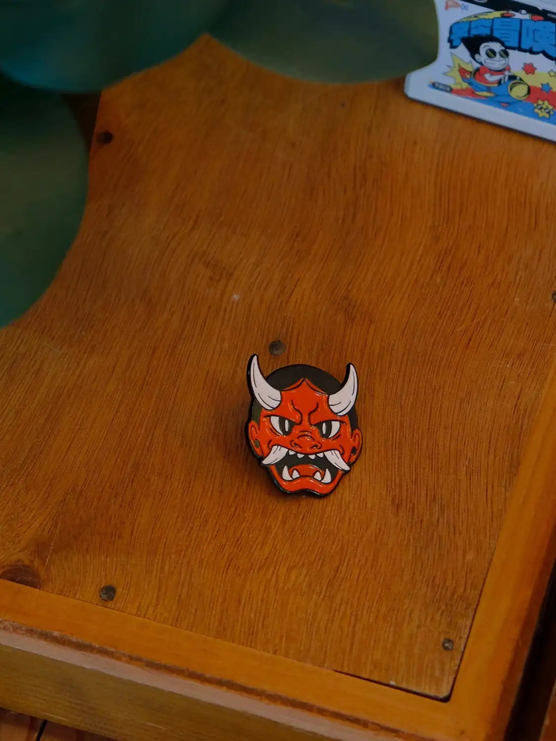 Pin's japonais originaux Oni Man, dos avec fermoir