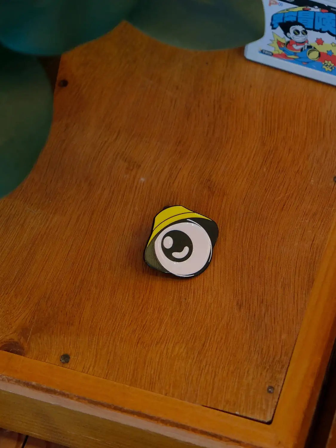 Pin's japon Yokai Bob, dos avec fermoir