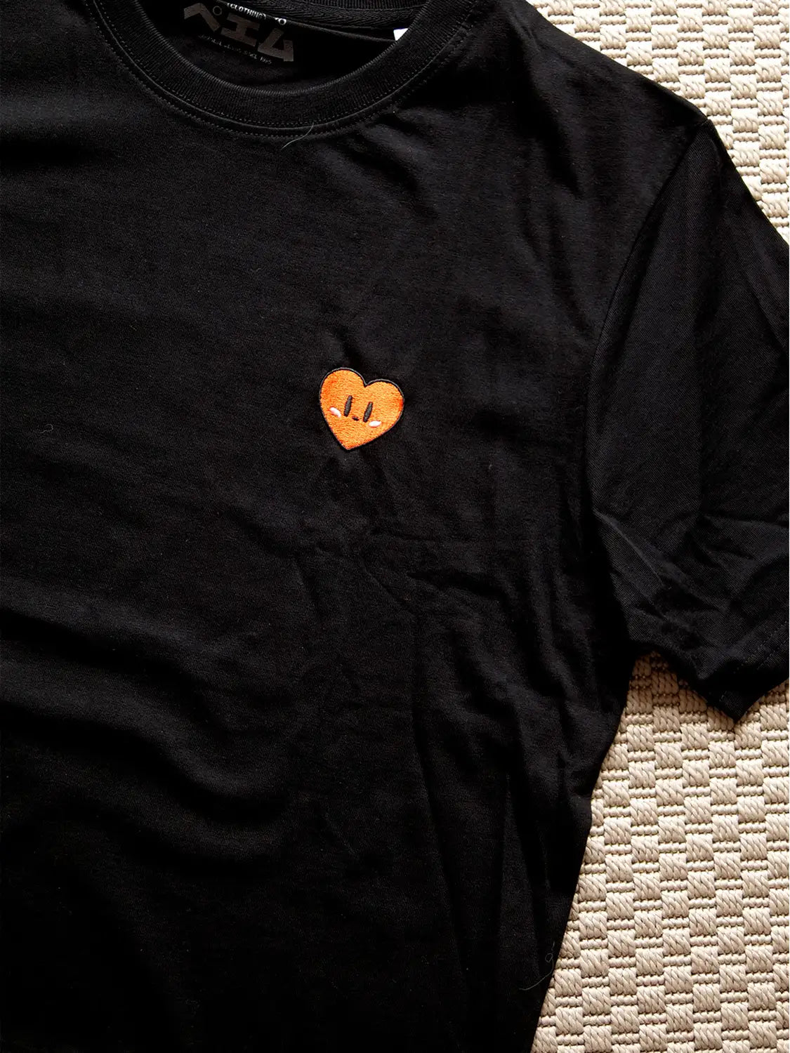 T shirt japonais Lovy noir, zoom broderie