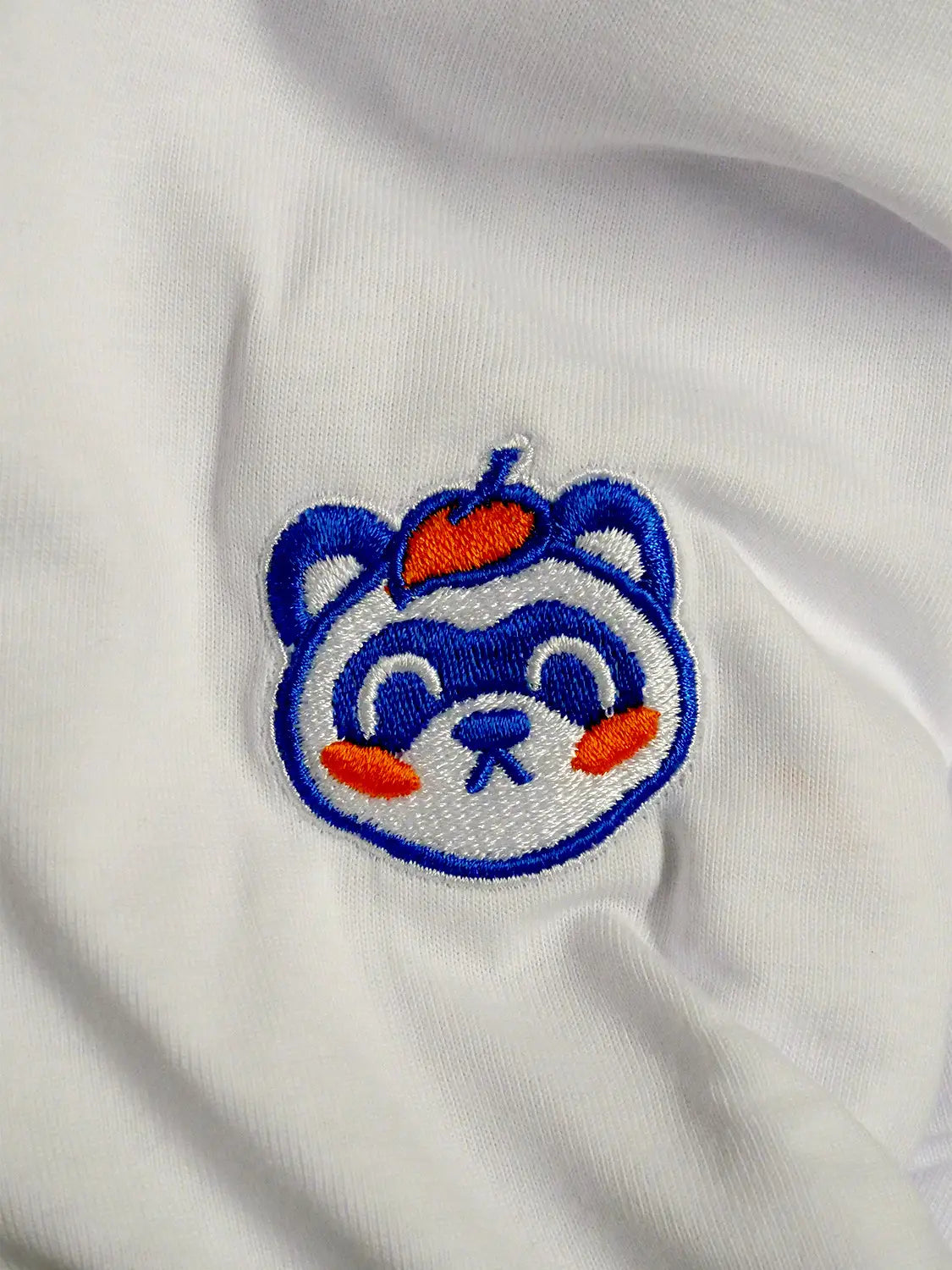 T shirt motif japonais Tanuki, zoom broderie